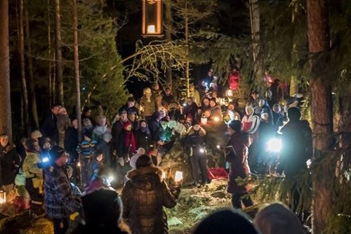 Metsäkirkoissa on joulun tunnelmaa.