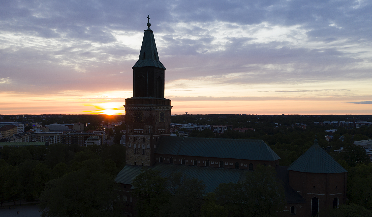 Tuomiokirkon torni siluettina aamutaivasta vasten