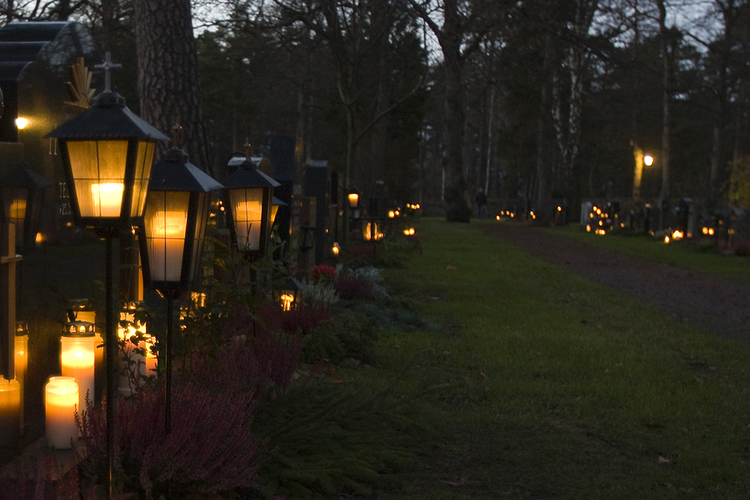 Kynttilöitä hautausmaalla.
