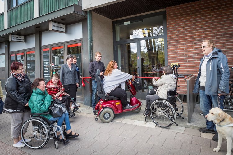 Seurakuntien toimitalon uusi esteetön sisäänkäynti avattiin juhlallisesti. Kuva Timo Jakonen.