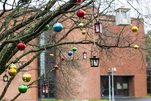 Joulupuu Henrikinkirkolla jouluna 2014 (kuva Timo Jakonen).