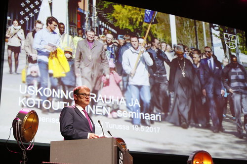 Juha Sipilä Kirkkopäivien Uskonnot, rauha ja kotoutuminen -seminaarissa.