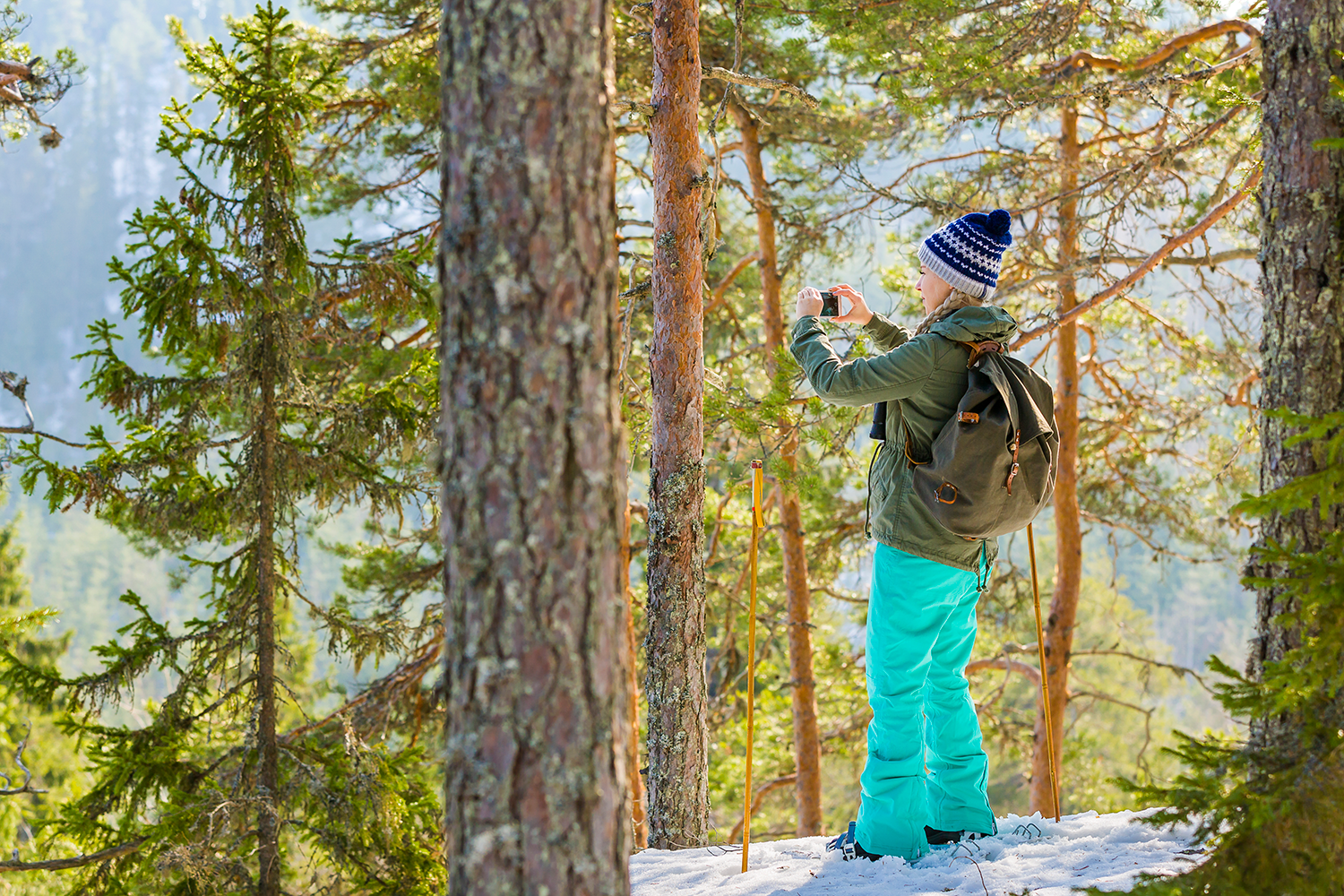 Kuvaaja metsässä. Kuva kirkon viestintä.