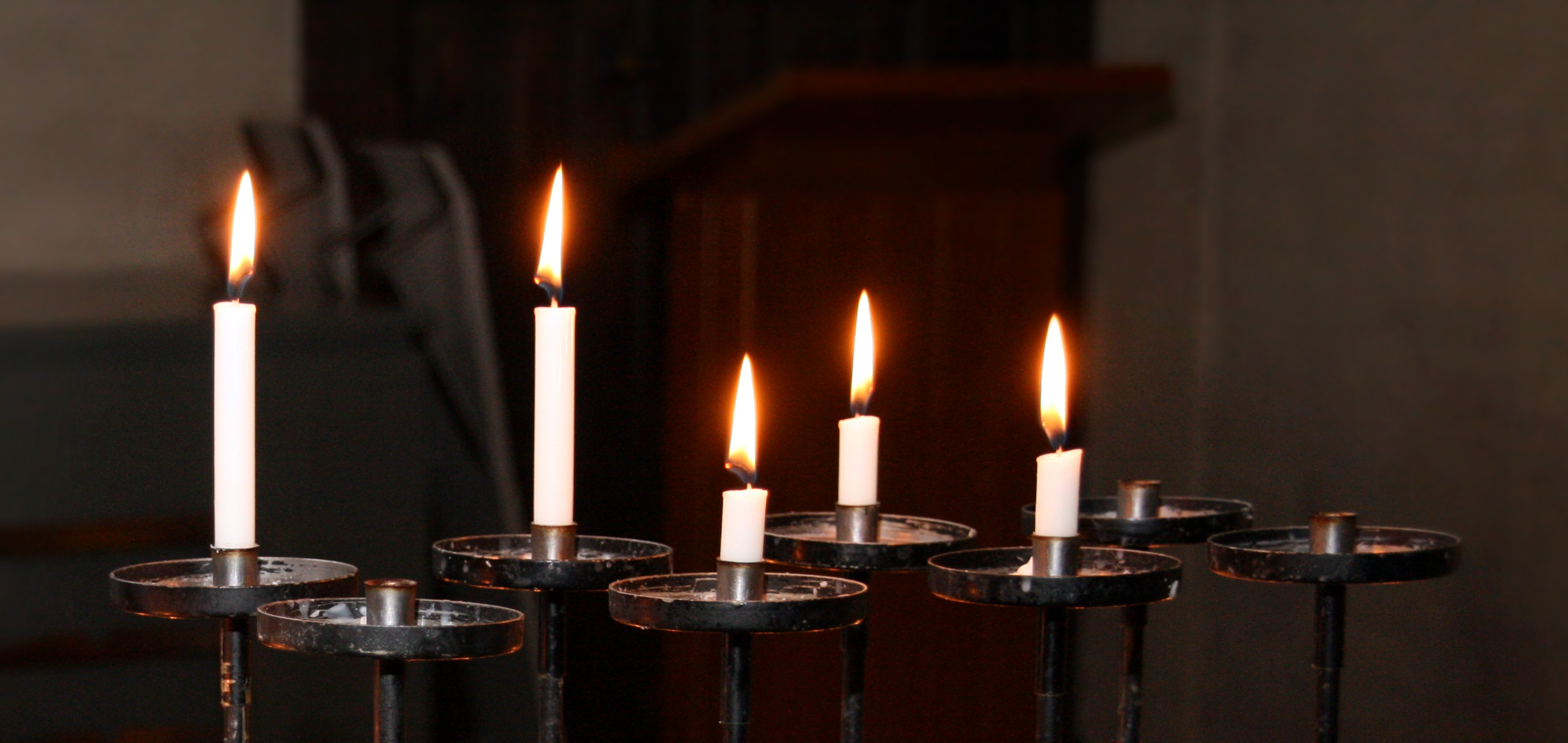 Kynttilän palavat Tuomiokirkon kynttelikössä.