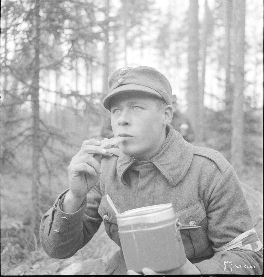 Lääkintämies syö välipalaa metsässä syksyllä 1939.