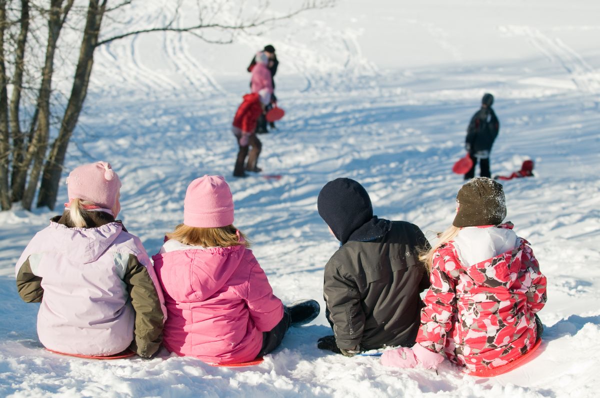 Lapset laskemassa mäkeä.