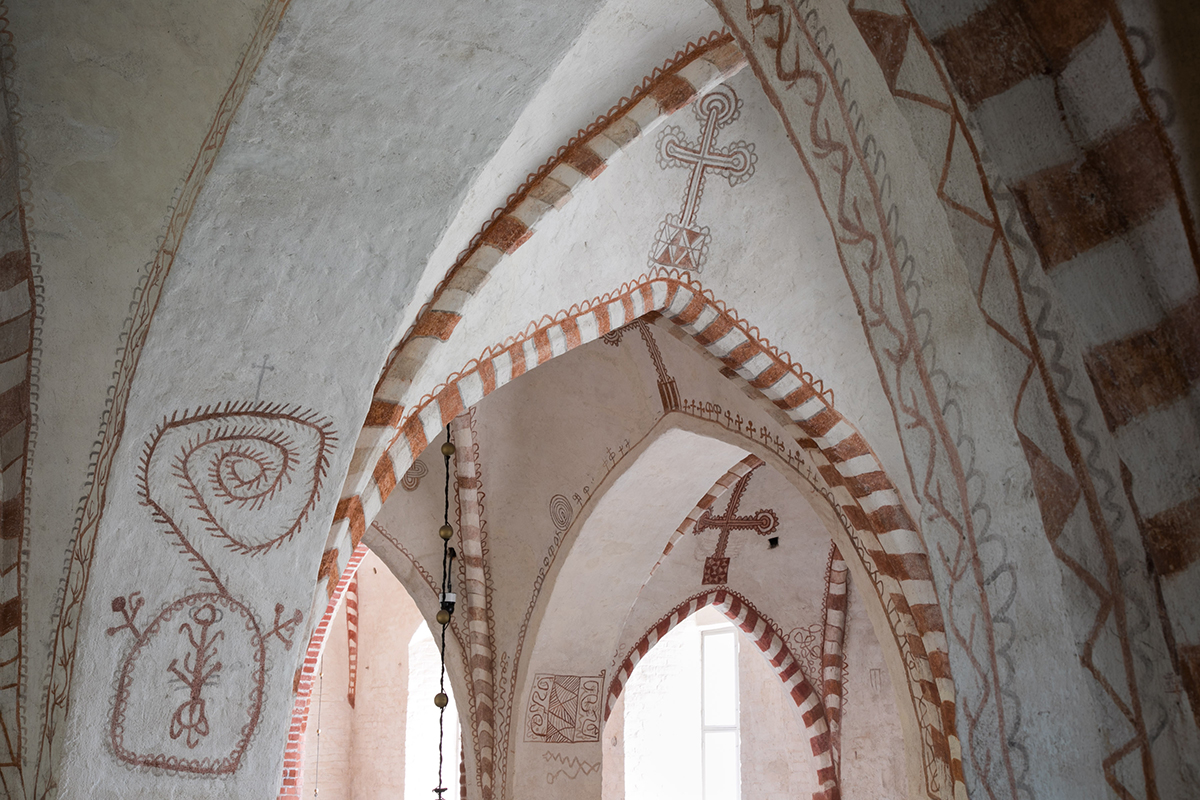 Maarian kirkon holvistoa, jossa keskiaikaisia piirroksia punamaalilla valkoiseksi kalkitulla pohjalla