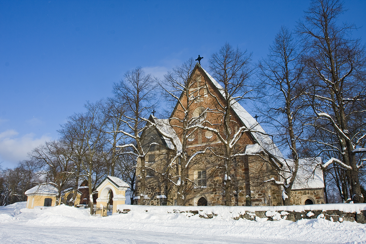 Maarian kirkko aurinkoisena talvipäivänä lumen keskellä