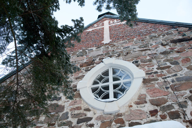 Kivisen kirkon pyöreä ikkuna.