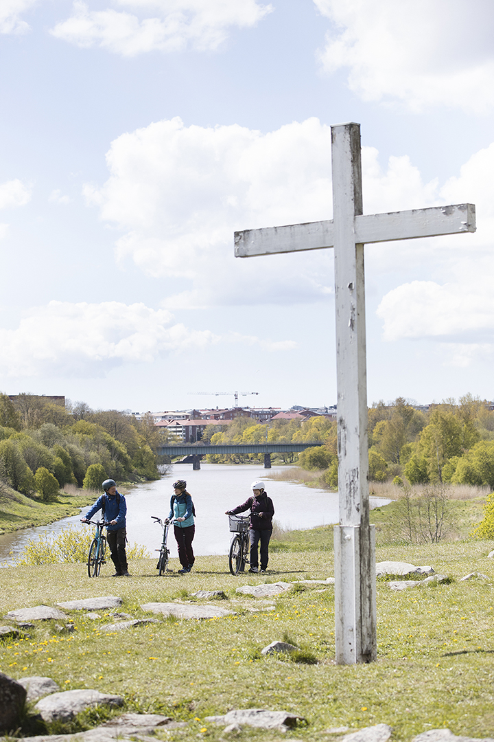 Koroistenniemi, Aurajoki, suuri puinen risti, pyhiinvaeltajat, polkupyörät