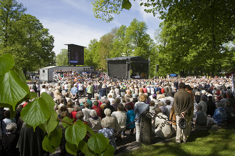 Ensimmäinen Suvivirsikirkko vuonna 2011. Kuva Timo Jakonen.