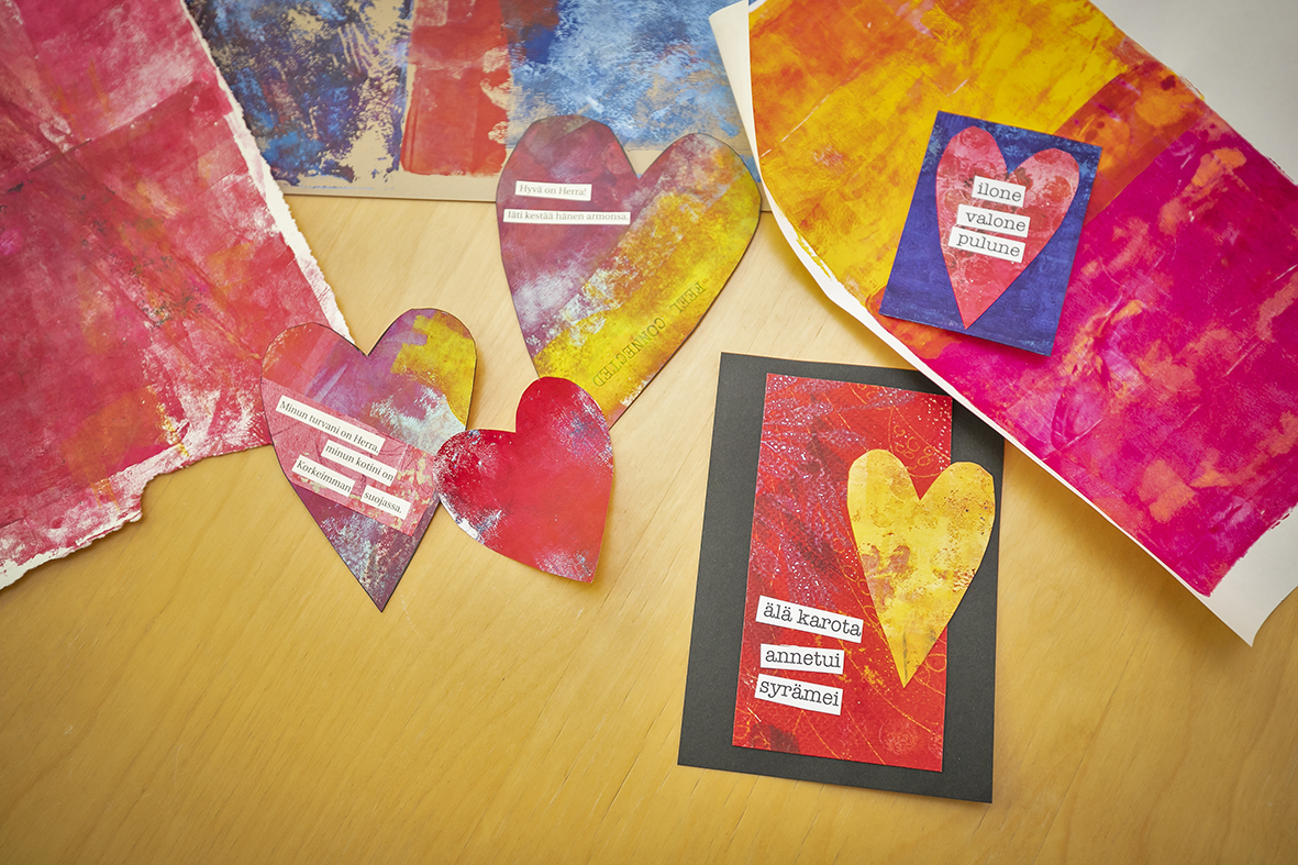 Kuvassa iloisin värein maalattuja sydämenmuotoisia kortteja, joissa kannustavia lauseita. Kuva Timo Jakonen.