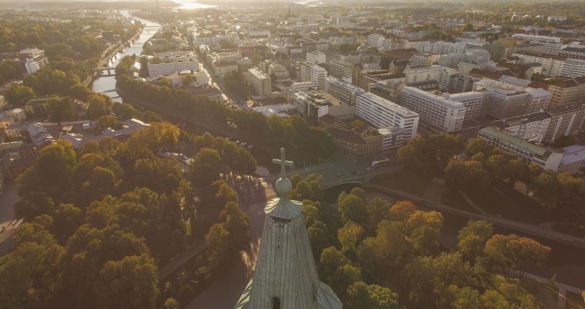 Ilmakuva Turun kaupungin keskustan yli.