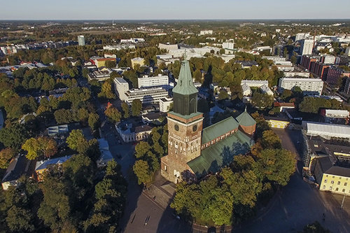 Ilmakuva Turun tuomiokirkosta, taustalla Aurajoki.