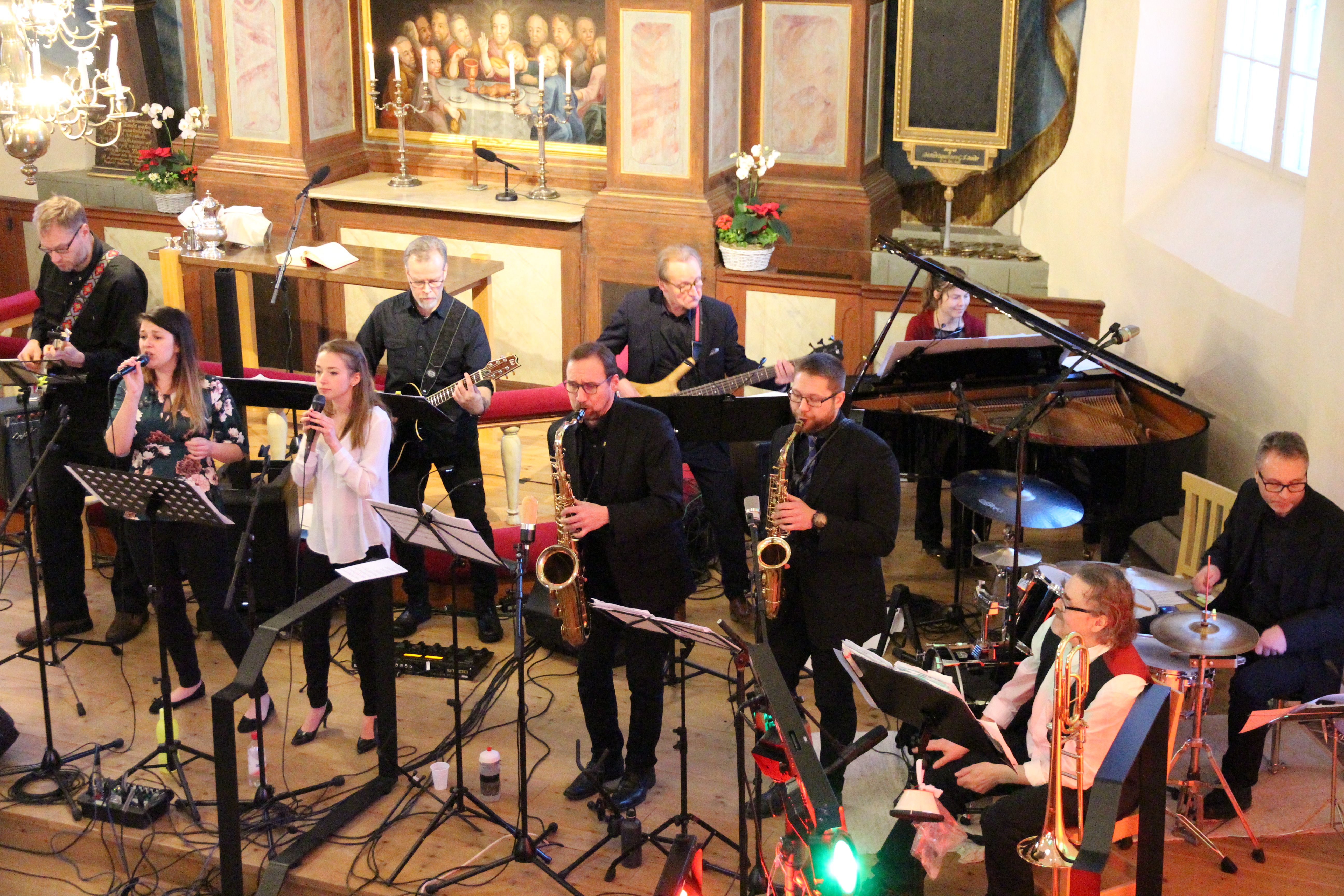 Kuva on 6.1.2019 Piikkiön kirkossa pidetystä jazz-kirkosta. Kuvassa on bändi ja taustalla näkyy kirkon alttari.