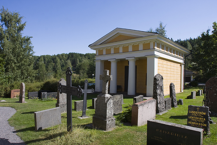 Hautamuistomerkkejä kesäisellä hautausmaalla.