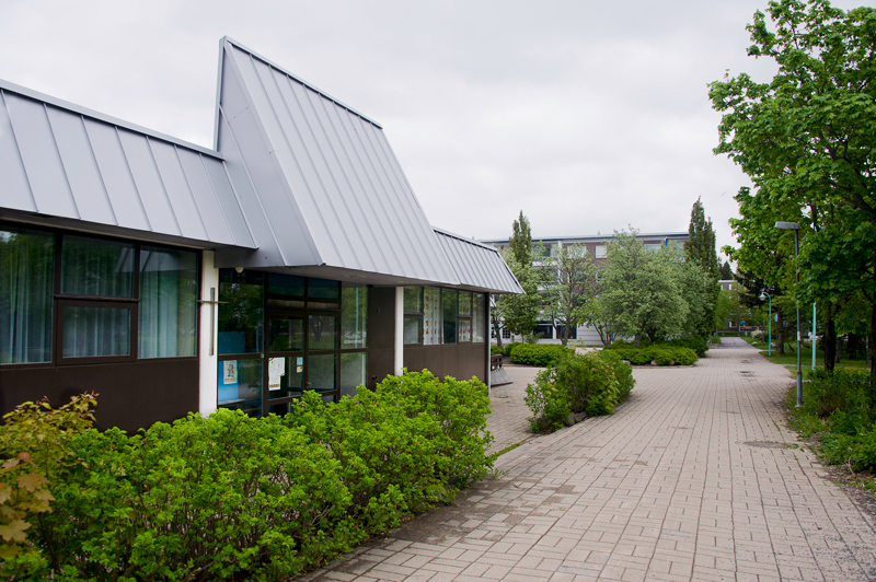 Ulkokuva Lausteen seurakuntakodista. Matala, ruskea rakennus.