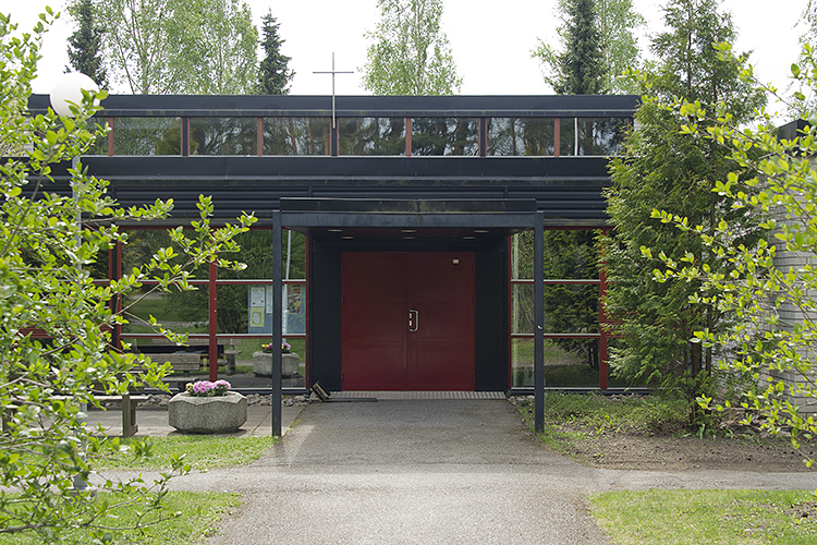 Paattisten seurakuntatalo Punaovisen, tumman rakennuksen sisäänkäynti.