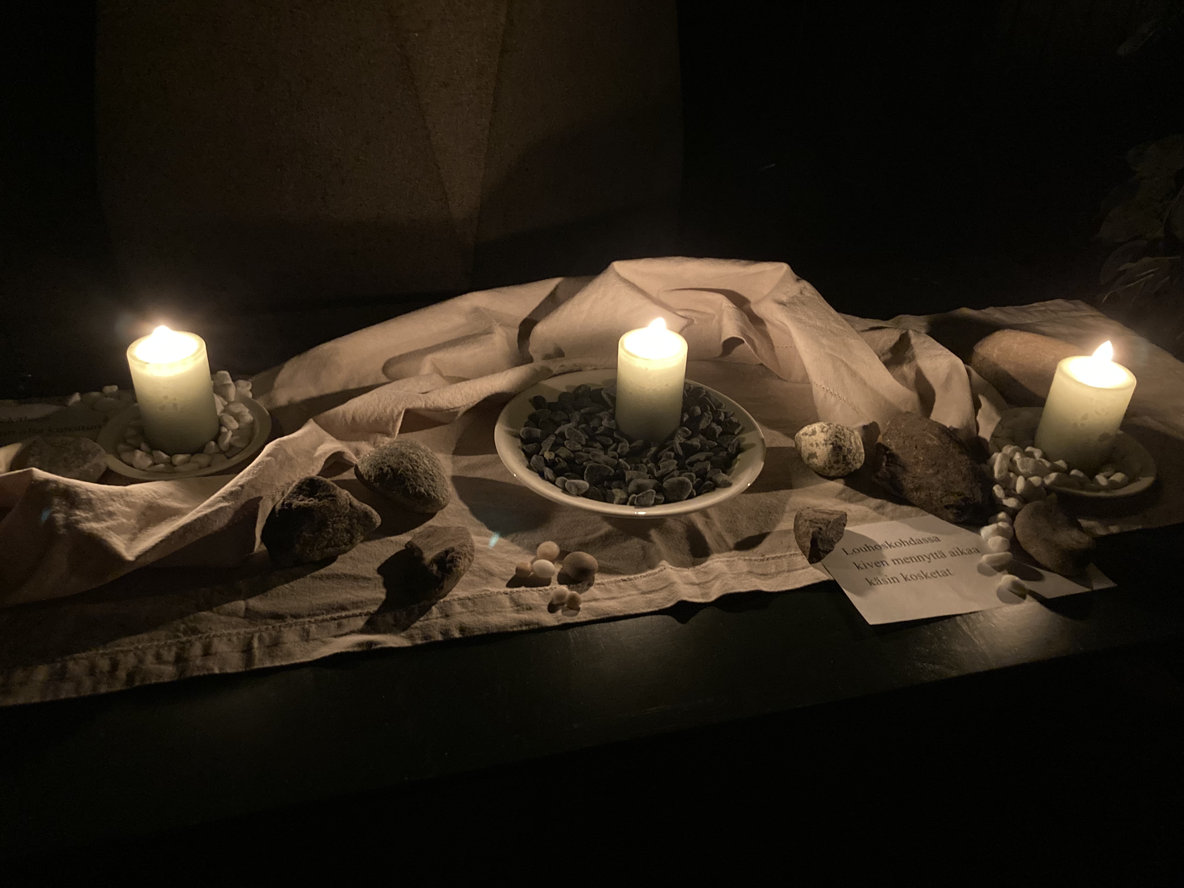 Rukouspöytä kynttilöineen Mikaelinkirkossa Earth Hour -tapahtumassa. Kuva Katariina Haimi.