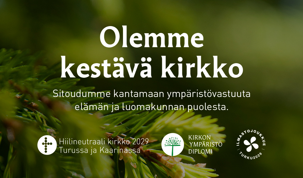 Olemme kestävä kirkko -teksti ja hiilineutraali kirkon, ympäristödiplomin ja ilmastojoukkueen logot kuusenk...