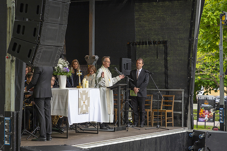 Arkkipiispa Tapio Luoma levittää kätensä alttarilla siunatakseen kirkkokansan.