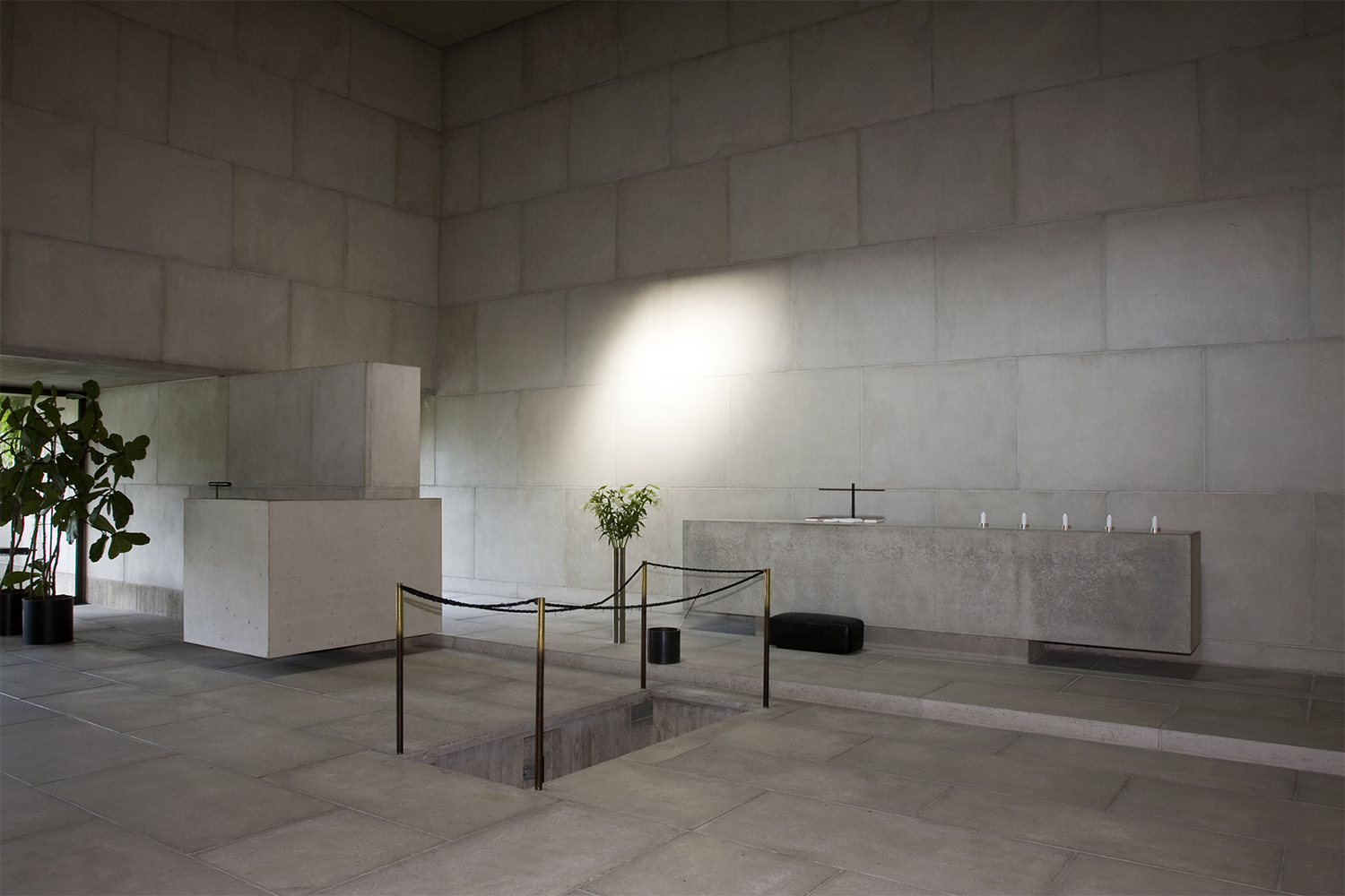 A chapel made of white tiles. In front of the wall a small altar and a place for coffin. Photo: Timo Jakonen.