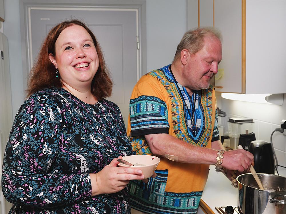 Kuvassa kaksi henkilö keittämässä puuroa